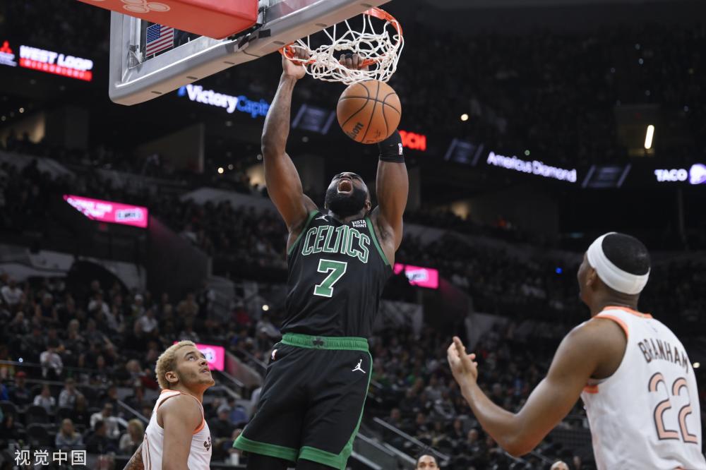 展示了她在 展示了她在